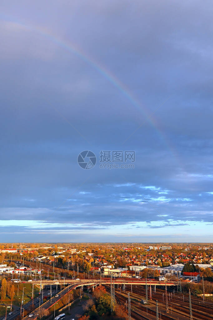 秋季城市上空的彩虹图片