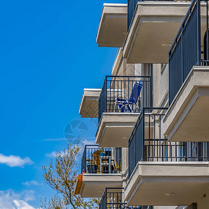 一栋住宅楼的框架广场阳台反对蓝天和小阳台有吸顶灯背景图片