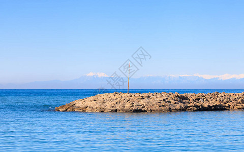边海滨从土耳其南部古希腊城市锡德的港口望向图片
