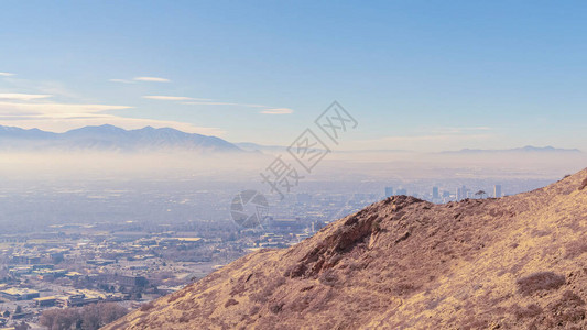 全景作物陡峭的山脊和山顶俯瞰犹他州盐湖城图片