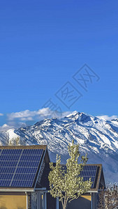 垂直的太阳能电池板安装在屋顶上图片