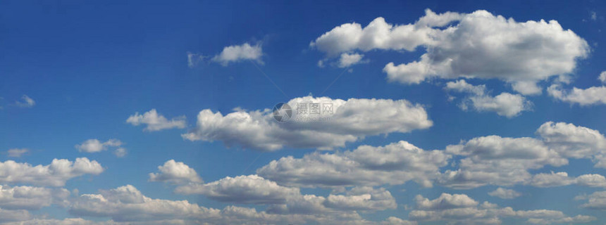 一连串的云彩飘过天空图片