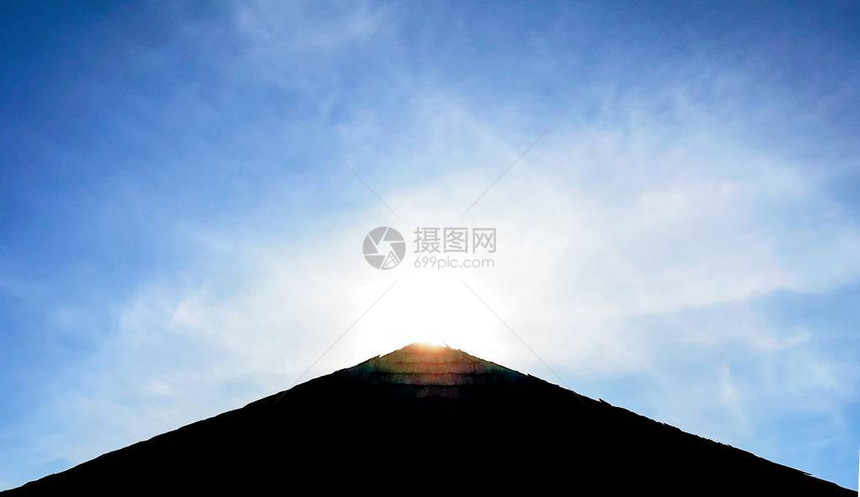 屋顶呈金字塔形阳光照在屋顶上下部故意变暗反对图片