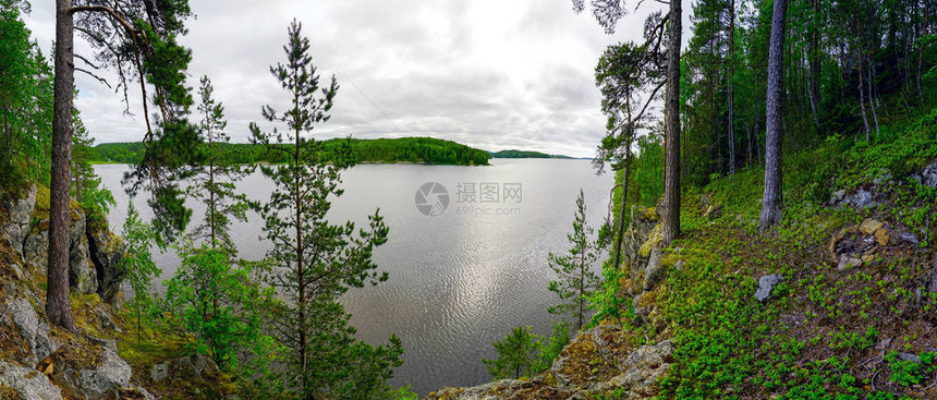 岛上的尖悬崖拉多加山雀卡丽利图片