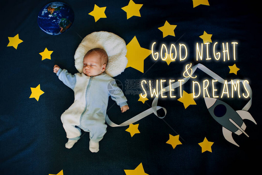 背景上的小男孩婴儿睡衣宇航员图片
