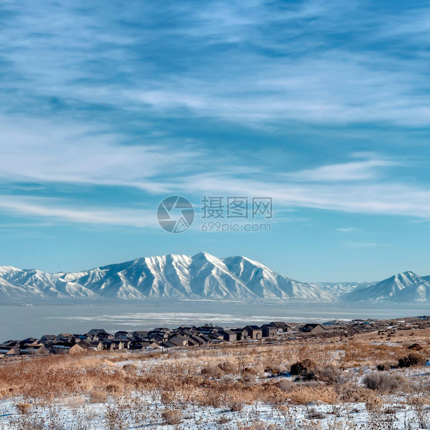 鲁格德瓦萨奇山和冰雪犹他湖广场图片