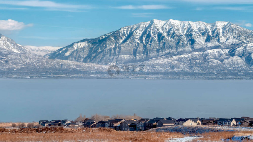 全景风如画的瓦萨奇山脉和犹他湖在冬天多云的蓝天下在湖畔可以看到享有风景秀丽的自图片