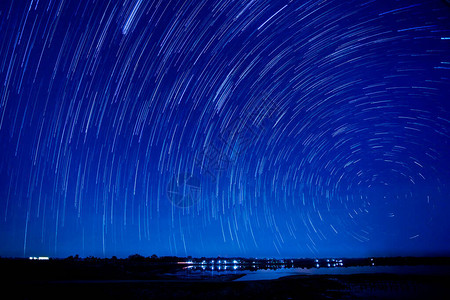 夜间美丽的星轨图像图片