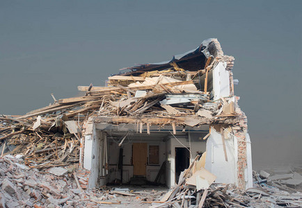 被拆除的房屋残骸堆积如泥图片