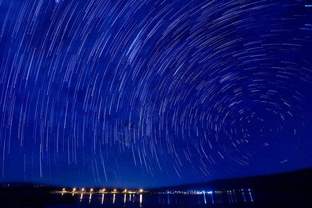 夜间美丽的星轨图像图片