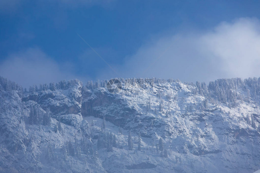 雪山蓝天美景图片