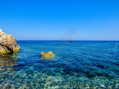 塞浦路斯普罗塔拉斯岛海滨水域的石块上方有蓝色图片