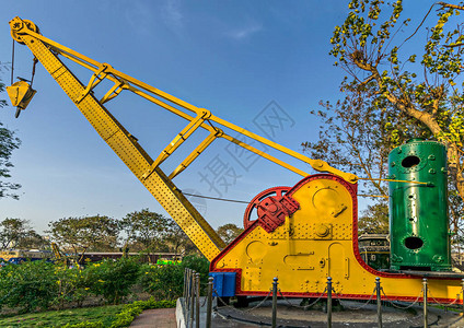 古老的蒸汽操作起重机作为展品在孟买CST印度铁路遗背景图片