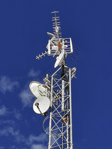 电视和无线电台卫星天盘在钢塔图片