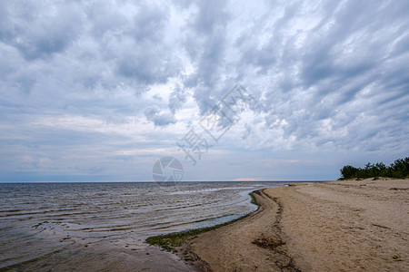 海边沙滩上充满多彩色的乌云夏天傍晚有蓝图片