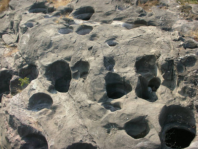 独特的黑色岩层图片