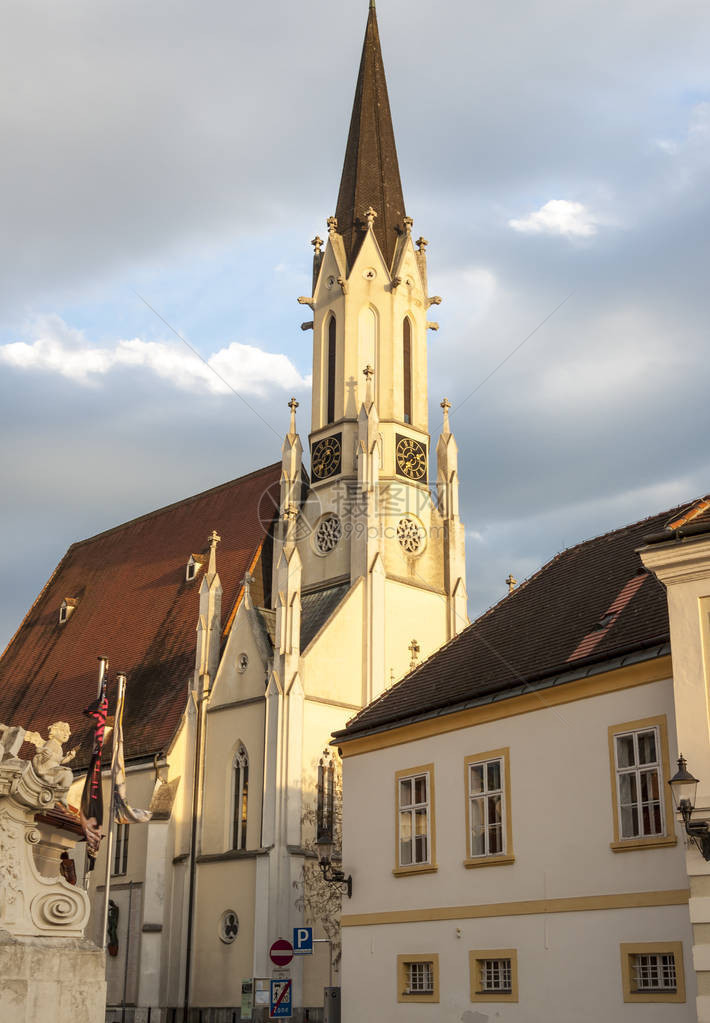 奥地利下奥地利Melk历史城市中心的Stadtpfarrki图片