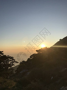 夏日夕阳下海山中的风景图片