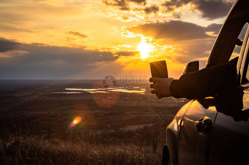 SUV在日落的喀尔图片