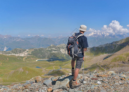 山顶高山的登山徒步者图片