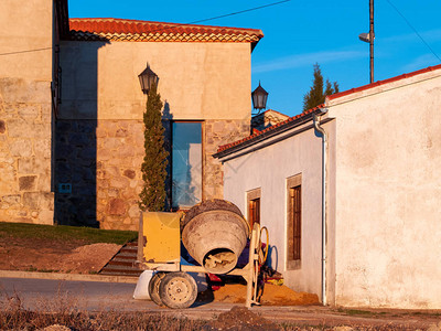 西班牙村庄的旧混凝土搅拌机图片