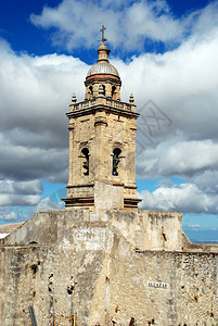 中世纪城墙和圣玛丽亚教堂钟楼图片