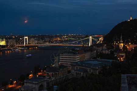 城市的晚间全景和多瑙河上的一座桥梁图片