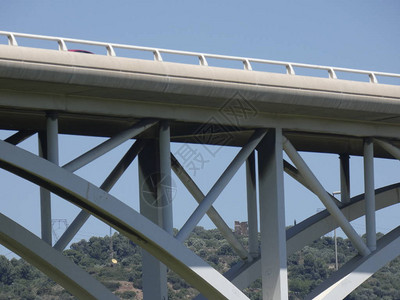 跨越一条河流连接两个城市的桥梁高清图片