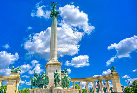 匈牙利布达佩斯英雄广场的千年纪念物图片