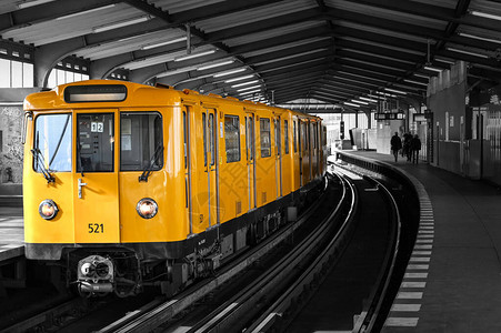 柏林的黄色火车U背景图片