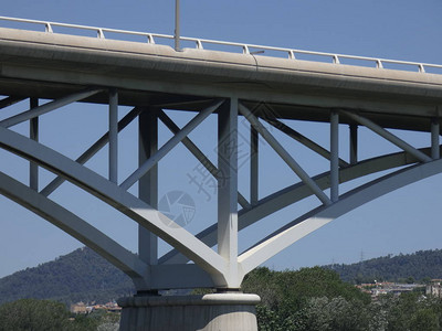 跨越一条河流连接两个城市的桥梁高清图片