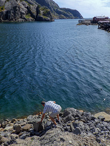 岩石清蓝峡湾水山地背景图片