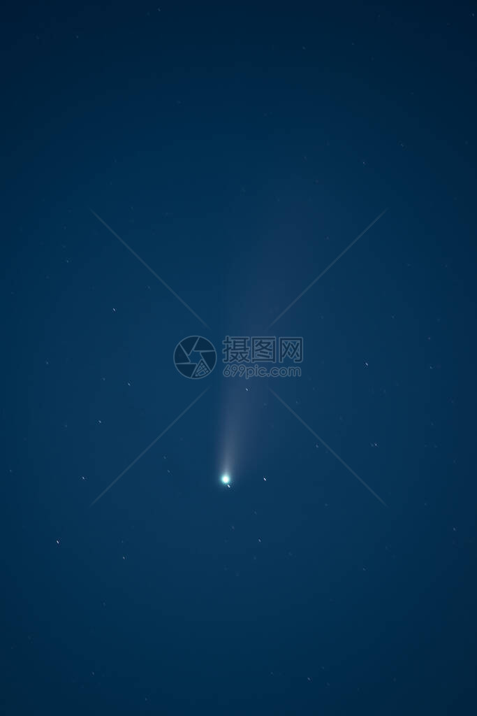 科西嘉上空夜中的新星C20图片