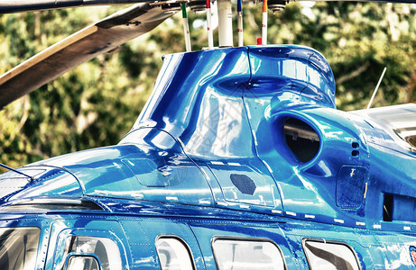 蓝直升机螺旋桨背景图片