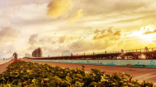 美丽的三亚湾和凤凰岛是一个具有里程碑背景图片