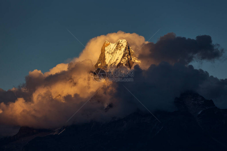 在尼泊尔喜马拉雅山的Tadapani图片