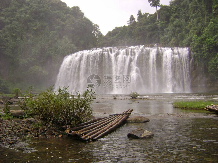 提努伊瀑布和竹筏在水面上图片