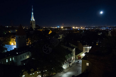 夜间的欧洲老城图片