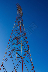 有电线的塔台输电连接到线路蓝色明亮背景图片