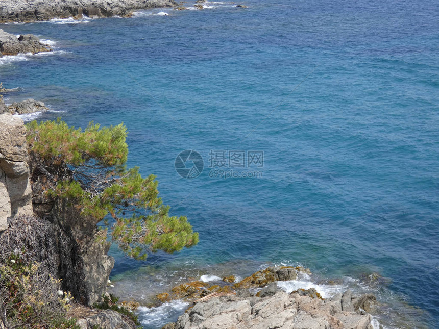 位于地中海沿岸的加泰罗尼亚地区以北的布拉瓦海岸的小海湾图片