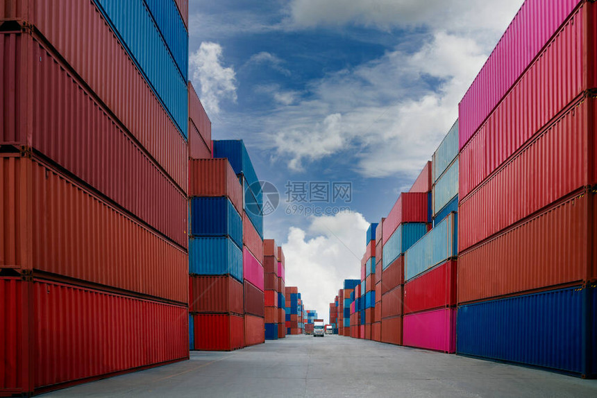 装在蓝色天空运输港的集装箱堆放箱用于从图片
