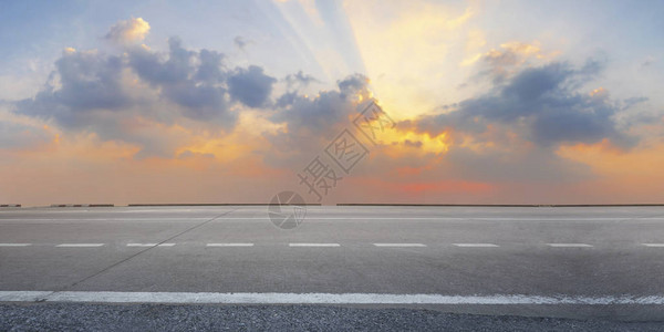 日出和黄昏天空背景的空高图片