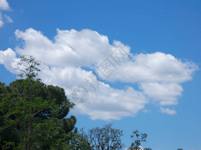 地中海区春季的云和蓝天背景图片