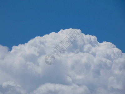 地中海区春季的云和蓝天背景图片