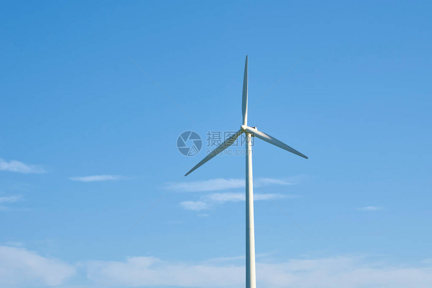反对蓝天的风力涡轮机风电能源概念用于气候保护图片