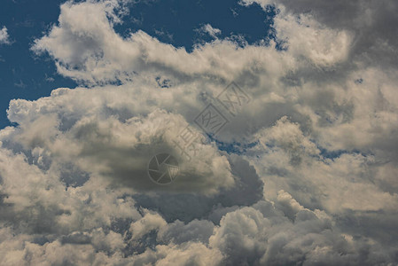 天空中的云彩天空布满云彩的奇妙景象多云天空的图片