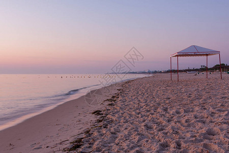 日出时桑迪海滩海面图片