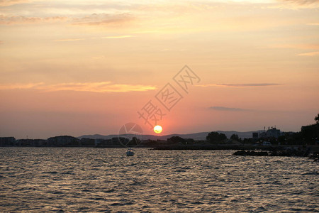 岸边浪漫的日落港湾背景中海水上图片