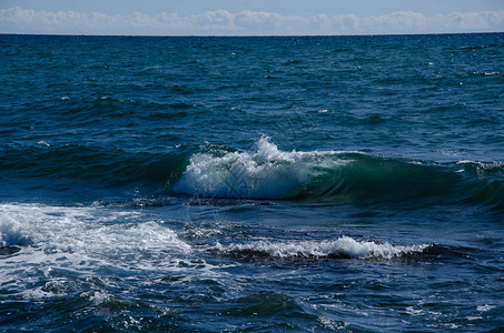 海岸孤单的海浪图片