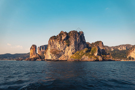 旅行海滩蓝色的大海和落基山脉图片